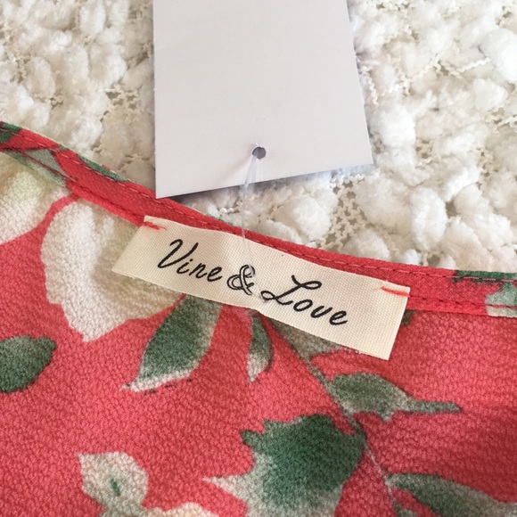 NWT Floral V-Neck Top w/Tiered Short Sleeves - Picture 12 of 16